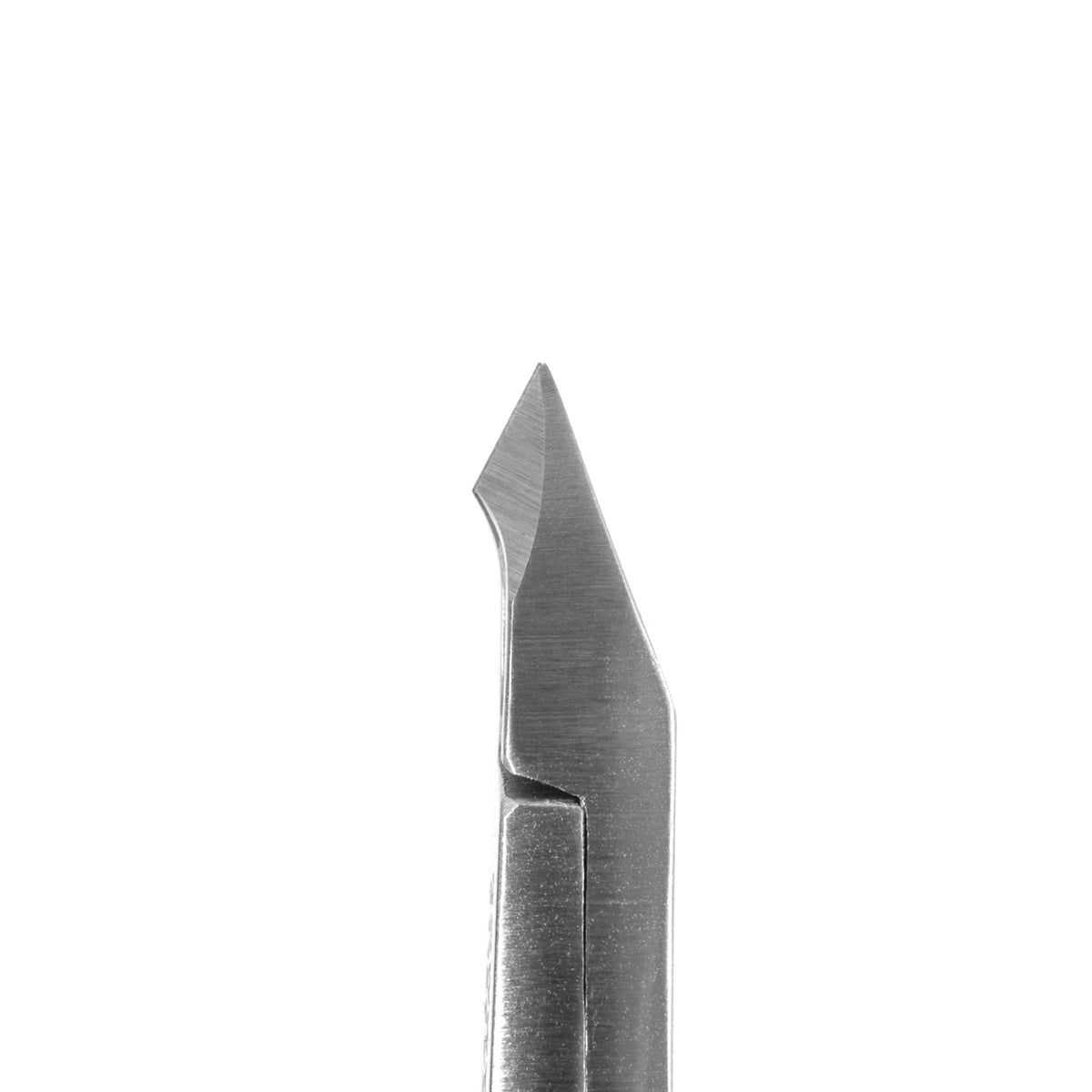 Izabelle Hammon stainless steel cuticle nippers in 5mm blade close up.