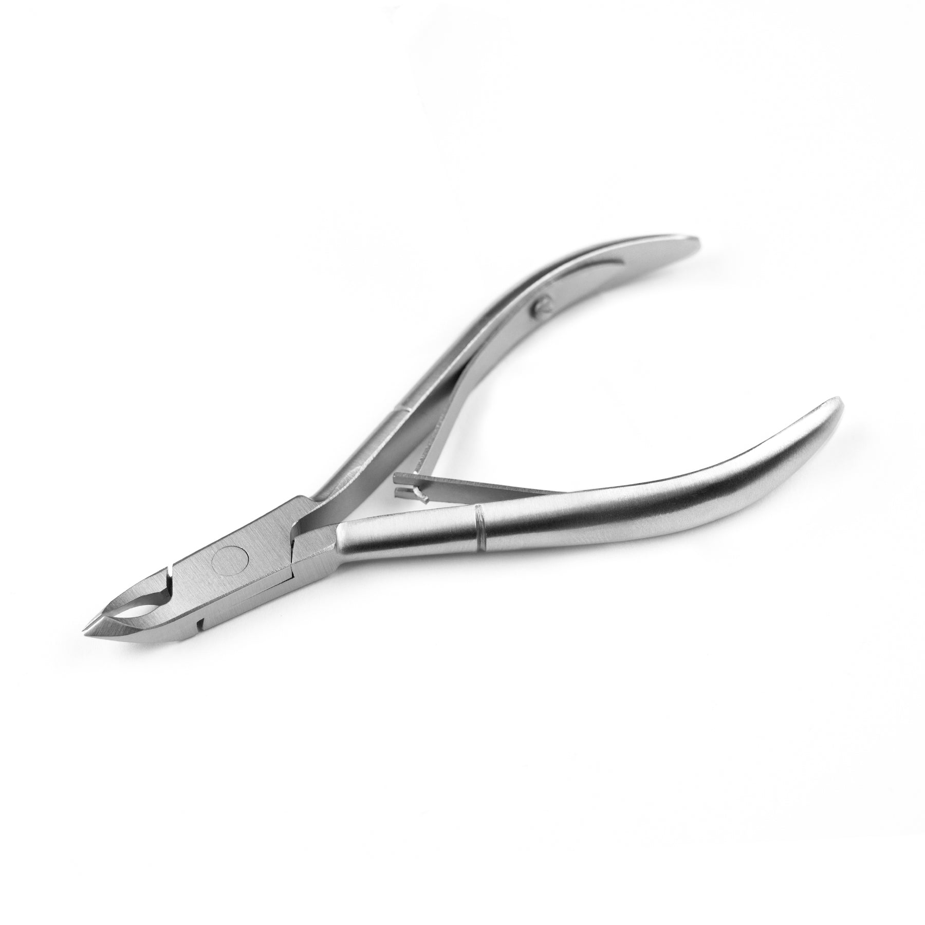 A pair of metal cuticle nipper with pointed tips and a 3mm blade.